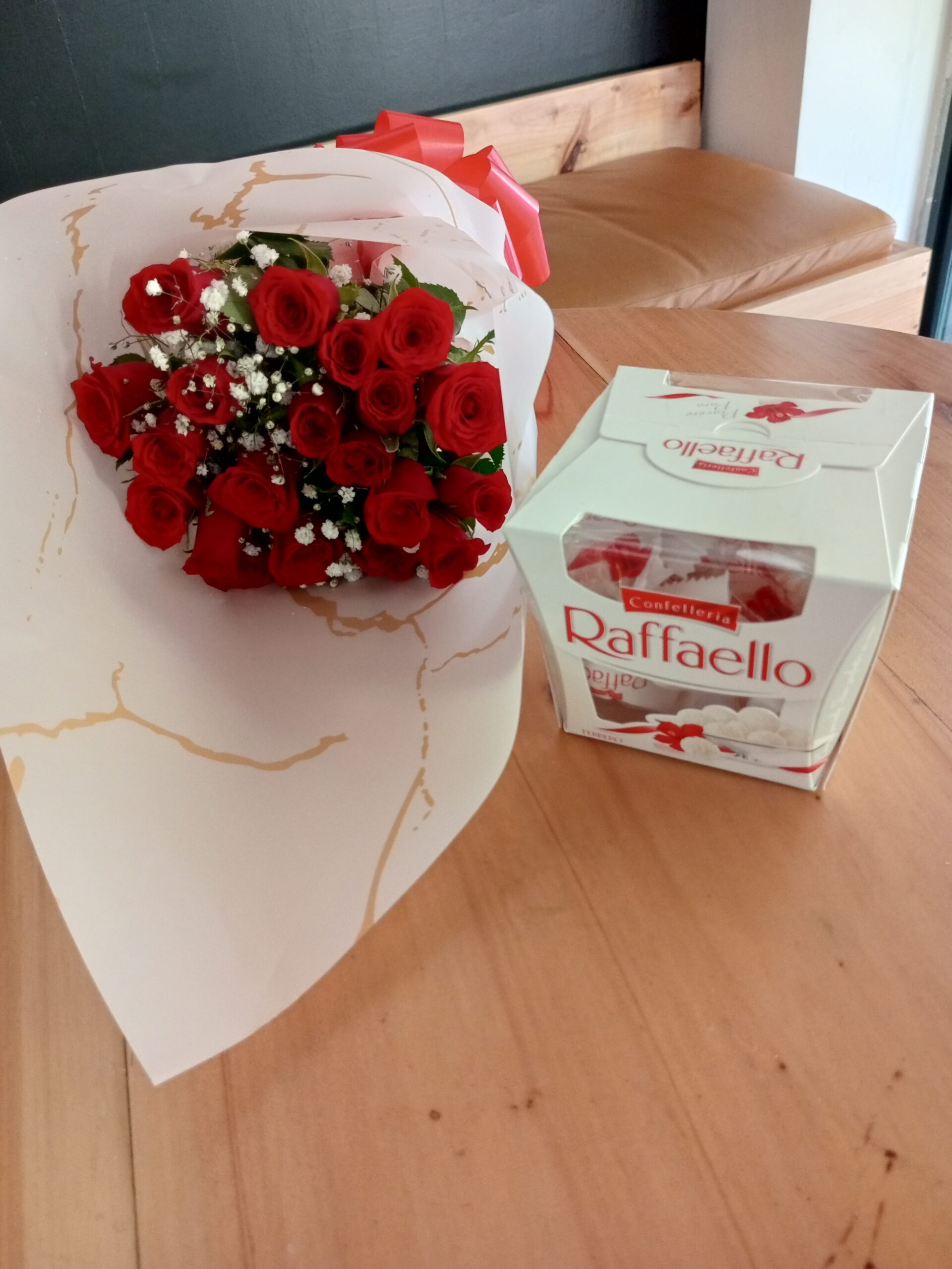 RAFFAELO CHOCOLATE & 20 RED ROSES