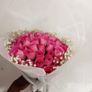 PINK ROSES WITH BABY BREATH RIM